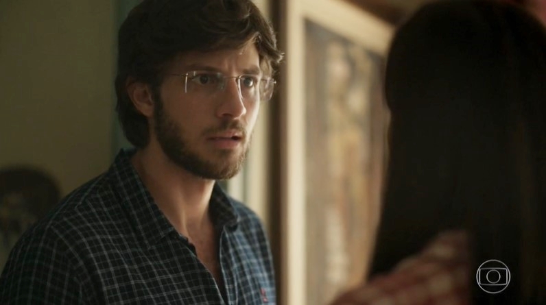 Danilo (Chay Suede) descobrirá segredo de Thelma em Amor de Mãe (Foto: Reprodução/Globo)