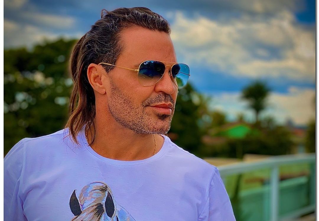 Cantor Eduardo Costa causou repercussão nas redes sociais após propor um sexo a três (Foto: Reprodução/ Instagram)