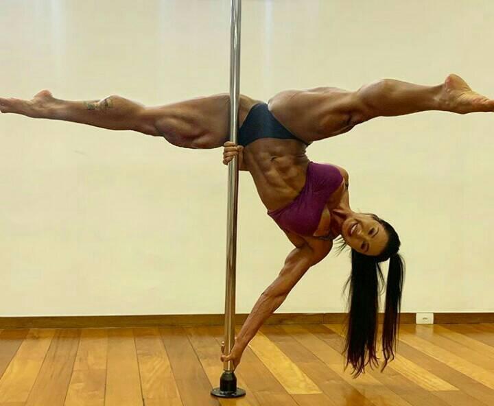 Gracyanne Barbosa Surge Em Pole Dance E Choca Com Performance Rachou Ao Meio Tv Foco 7425