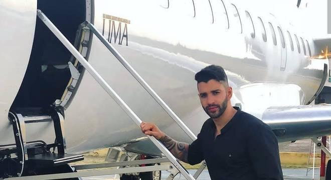 Gusttavo Lima e o seu antigo jatinho (Foto: Reprodução/Instagram)