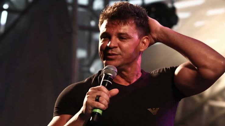 Eduardo Costa aparece bêbado em show e não atende fãs. Foto: Reprodução cantor sertanejo 