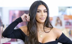 Kim Kardashian surge sem os dentes postiços surpreende a todos (Foto: Reprodução)