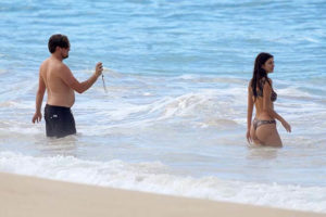 Leonardo DiCaprio curte praia com namorada com direito a mão boba (Foto: Reprodução)