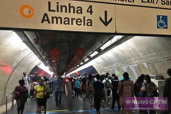 Cade a sala de crise? Cadeira de rodas fica presa em esteira na baldeação da linha verde para linha amarela e causa tumulto (Foto: reprodução)