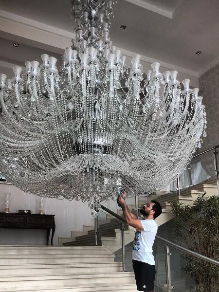 Luciano Camargo limpando o lustre de sua mansão de 28 milhões de reais (Foto reprodução Instagram)