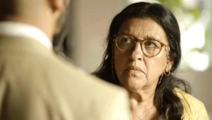 Lurdes (Regina Casé) espanta após ser desmascara em Amor de Mãe (Foto: Reprodução/Globo)