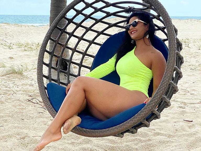 Mileide Mihaile posa de maiô neon e exibe corpo perfeito (Foto: Instagram)