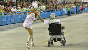 Alberto decide fugir de hospital para passar carnaval com Paloma no sambódromo. (Imagem: Divulgação)