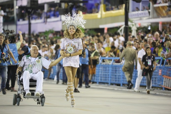 Alberto decide fugir de hospital para passar carnaval com Paloma no sambódromo. (Imagem: Divulgação)