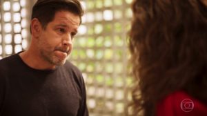 Raul (Murilo Benício) fica entre a cruz e a espada em Amor de Mãe (Foto: Reprodução da Globo)