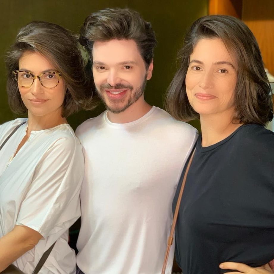 Renata Vasconscellos e irmã gêmea com o cabeleireiro Tiago Parente (Foto: reprodução Instagram)