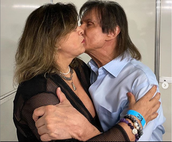 Roberto Carlos é flagrado beijando Roberta Miranda em bastidor de show: ‘meu amor!’