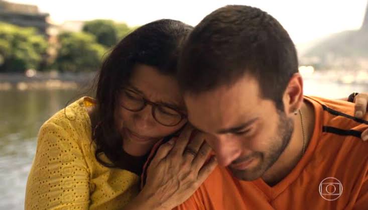 Sandro chora nos braços de Lurdes em Amor de Mãe (Foto: Reprodução da Globo)