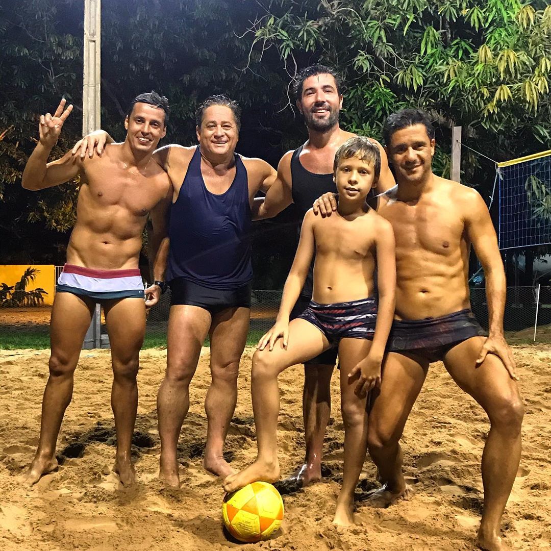 Leonardo posou ao lado de Sandro Pedroso após uma partida de futevôlei (Foto: Reprodução/Instagram)