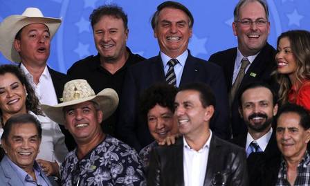 O presidente Jair Bolsonaro em encontro com cantores sertanejos e artistas em Brasília (Foto: Jorge William/Agência O Globo)