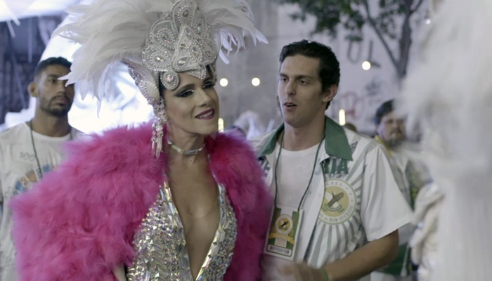 Silvana (Ingrid Guimarães) rouba fantasia de Paloma em Bom Sucesso (Foto: Reprodução/Globo)