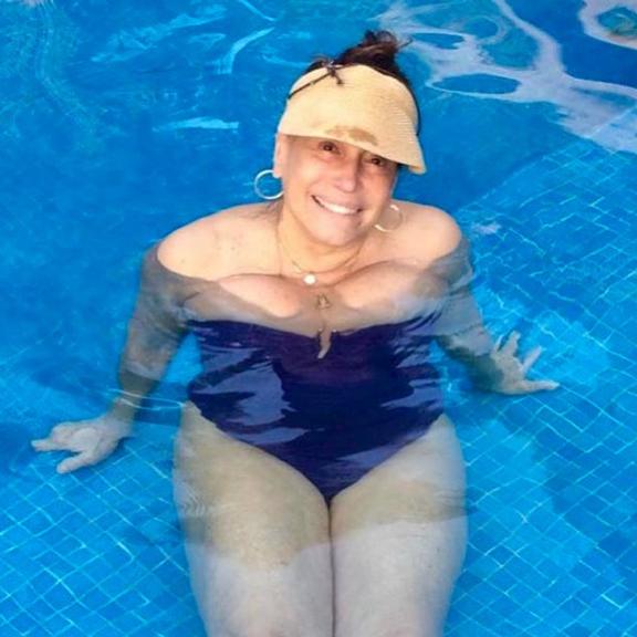 Susana Vieira encanta seguidores ao surgir só de maiô curtindo a folga na piscina (Foto: Reprodução)