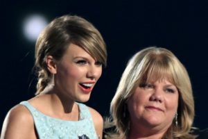 Taylor Swift revela tumor cerebral de sua mãe, Andrea Swift (Foto: Reprodução)