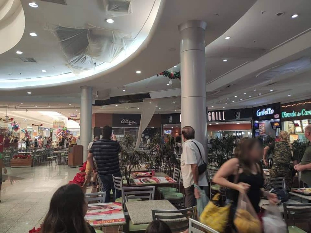 Cade a sala de crise? Teto de shopping desaba na Praia Grande, SP (Foto: reprodução)