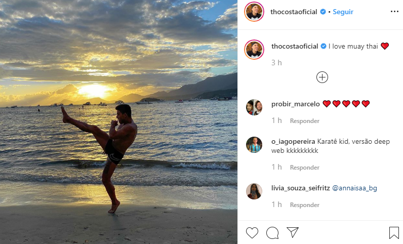 Thomaz Costa surgiu de sunga e deixou o volume à mostra (Foto: Reprodução/ Instagram)