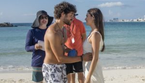 José Condessa (Juan) e Juliana Paiva (Luna) em gravação de Salve-se Quem Puder realizada em Cancún, no México (Foto: Globo/João Miguel Junior)