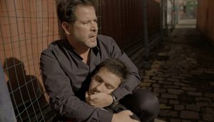 Raul (Murilo Benício) socorre o filho Vinícius (Antonio Benício) após ser baleado em Amor de Mãe (Foto: Reprodução/Globo)