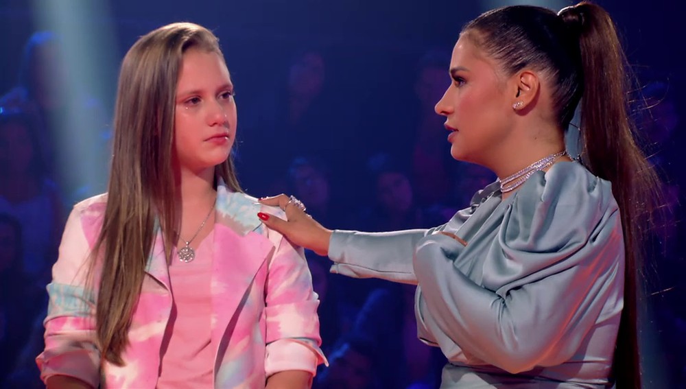 Simone incentiva a pequena Laura a continuar na música no The Voice Kids —(Foto: Globo)