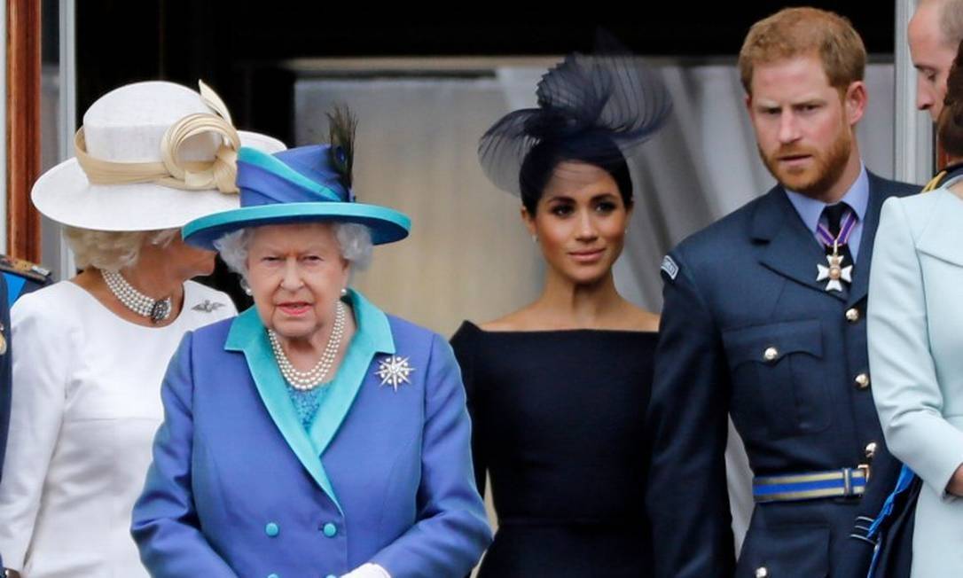 Príncipe Harry afirma estar de coração partido por ter que escolher entre a rainha Elizabeth II e Meghan Markle (Foto: Reprodução)