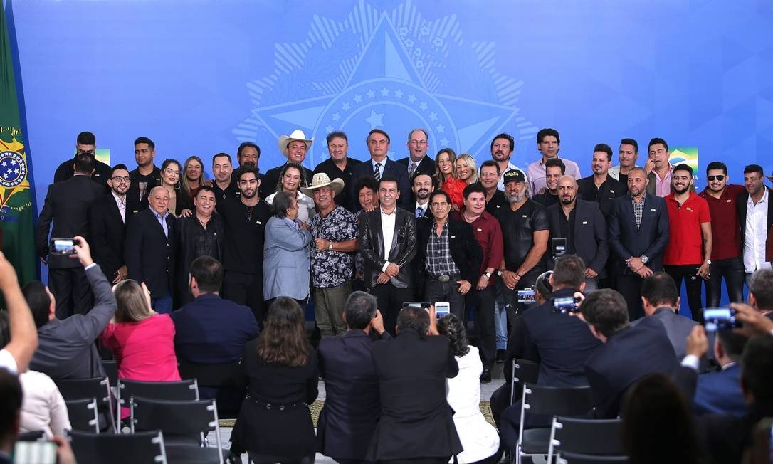 O presidente Jair Bolsonaro em encontro com cantores sertanejos e artistas em Brasília (Foto: Jorge William/Agência O Globo)