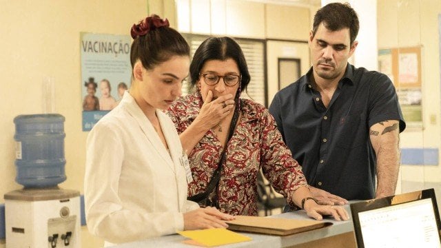 Betina em cena com sua sogra e o namorado na novela das nove Amor de Mãe