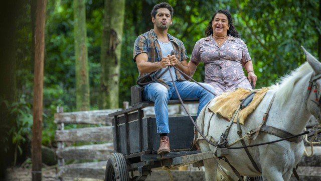 Zezinho (João Baldasserini) e Ermelinda (Grace Gianoukas) em Salve-se Quem Puder (Foto: Globo/Paulo Belote)