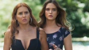 Deborah Secco (Alexia) e Juliana Paiva (Luna) em cena de Salve-Se Quem Puder (foto: reprodução/TV Globo)