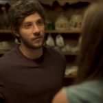 Danilo (Chay Suede) vai conhecer sua suposta mãe verdadeira em Amor de Mãe (Foto: Reprodução/Globo)