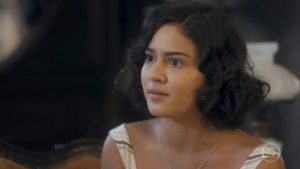 Isabel (Giullia Buscacio) será humilhada em escândalo por mulher do amante em Éramos Seis (Foto: Reprodução/Globo)