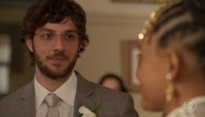 Chay Suede (Danilo) em cena de Amor de Mãe, que teve melhor audiência desde a estreia (Foto: Reprodução/Globo)