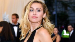 Miley Cyrus deixa mamilo à mostra em foto e afirma: 