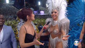 Fátima Bernardes e Sabrina Sato na transmissão dos desfiles do Carnaval do Rio (Foto: Reprodução/Globo)