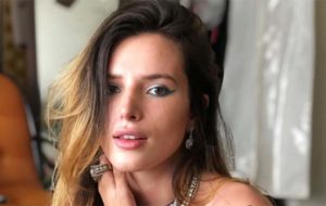 Bella Thorne, ex-atriz Disney, aparece em fotos sensuais com atrizes de seu filme pornô (Foto: Reprodução)