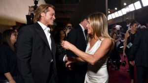 Brad Pitty e Jennifer Aniston no lendário reencontro em premiação (Foto: Emma McIntyre/Getty Images)