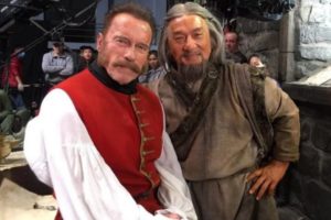 Jackie Chan e Arnold Schwarzenegger aparecem lutando no Trailer de The Iron Mask (Foto: Reprodução)