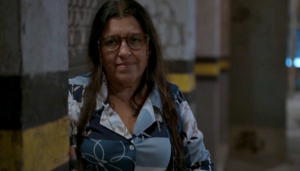 Regina Casé (Lurdes) em cena de Amor de Mãe, que foi impulsionada por audiência do futebol na Globo (Foto: Reprodução/Globo)