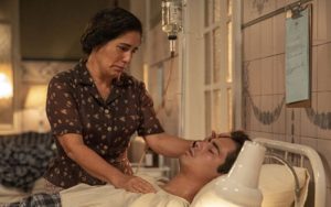 Lola (Gloria Pires) com Carlos (Danilo Mesquita) nos últimos momentos antes da morte em Éramos Seis (Foto: Globo/Victor Pollak)