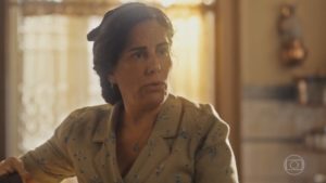 Lola (Gloria Pires) ficará desesperada quando a mulher de Felício armar escândalo contra sua filha em Éramos Seis (Foto: Reprodução/Globo)