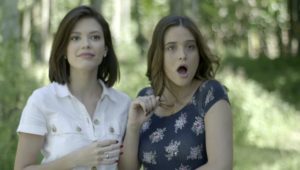 Luna e Kyra se chocam na novela das sete (foto: reprodução/TV Globo)