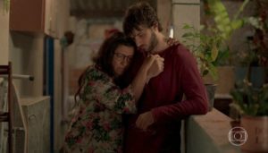 Lurdes (Regina Casé) e Danilo (Chay Suede), o verdadeiro Domênico, em cena de Amor de Mãe (Foto: Reprodução/Globo)