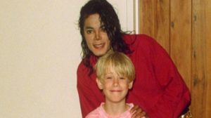 Macaulay Culkin expõe relação que teve com Michael Jackson (Foto: Reprodução)