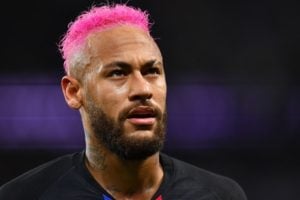 Imagem do post Neymar, após chocar o mundo com cabelo cor de rosa, aparece completamente careca