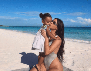 Kim Kardashian fala sobre acidente com Chicago, sua filha de 2 anos de idade (Foto: Reprodução)