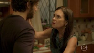 Thelma (Adriana Esteves) descobre que Danilo é Domênico em Amor de Mãe (Foto: Reprodução/Globo)