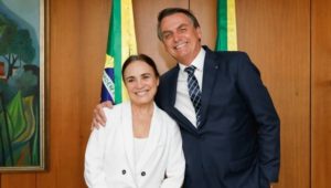 Regina Duarte ao lado do presidente Jair Bolsonaro. (Foto: Divulgação)